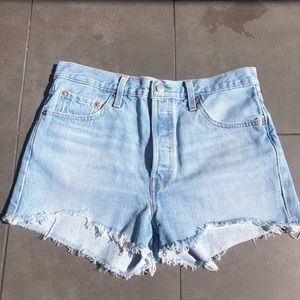 Levi’s-Light Wash-High Wasted Shorts